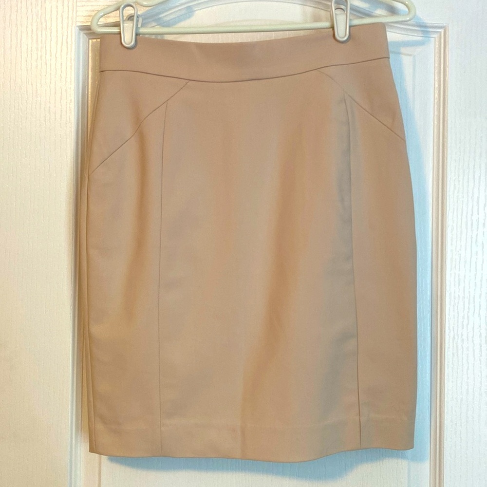 H&M skirt. Cream colour. Excellent condition. 21 in. Long. Smoke free home